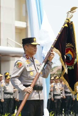 Serah Terima Pataka Maneka Tunggal Dharma Jadi Simbol Pergantian Kapolda Jateng dari Irjen Pol Ribut Hari Wibowo kepada Irjen Pol Roy Hardi Siahaan