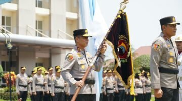 Serah Terima Pataka Maneka Tunggal Dharma Jadi Simbol Pergantian Kapolda Jateng dari Irjen Pol Ribut Hari Wibowo kepada Irjen Pol Roy Hardi Siahaan