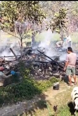Aksi Sigap Petugas UPT Damkar Bungbulang Jinakkan Si Jago Merah, Selamatkan Permukiman Warga dari Kebakaran Hebat
