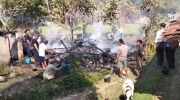 Aksi Sigap Petugas UPT Damkar Bungbulang Jinakkan Si Jago Merah, Selamatkan Permukiman Warga dari Kebakaran Hebat