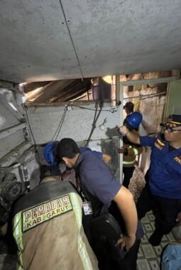 Aksi Cekatan Petugas Damkar Bersama Tim Gabungan Evakuasi Kucing Masuk Sumur di Pameungpeuk