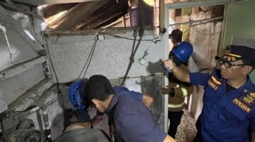 Aksi Cekatan Petugas Damkar Bersama Tim Gabungan Evakuasi Kucing Masuk Sumur di Pameungpeuk