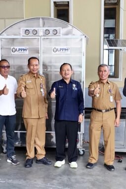Dukung Ketahanan Pangan, UNDIP Beri Bantuan Petani Temanggung Alat Pengering Surya Hibrida Kabinet Portabel