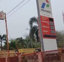 Antrean Solar Mengular hingga Macet di Jalan A. Yani KM 74, Warga Desak Pertamina Audit Dugaan Praktik Pelangsiran di SPBU 64.706.09 Simpang Empat