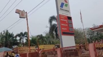 Antrean Solar Mengular hingga Macet di Jalan A. Yani KM 74, Warga Desak Pertamina Audit Dugaan Praktik Pelangsiran di SPBU 64.706.09 Simpang Empat