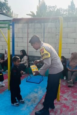 Sapa Pagi Simons, Polsek Mondokan Tebar Kehangatan di TK Bhayangkari 67, Tanamkan Kedekatan Polisi Sejak Dini