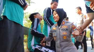 Sapa dan Beri Bingkisan, Kapolres Kendal Berbagi Kepedulian dengan Siswa SLB