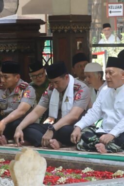 Perkuat Sinergi Ulama dan Umara, Kapolri Silaturahmi ke Ponpes Tebuireng dan Ziarah Makam Gus Dur