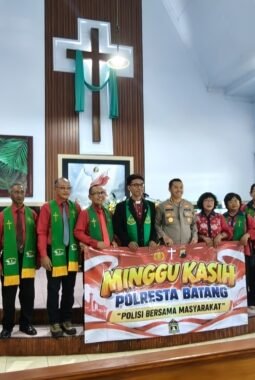 Wujud Nyata Polisi Bersama Masyarakat, Kapolresta Batang Hadiri Kegiatan Minggu Kasih di GKJ Batang