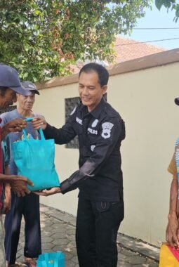 Hari Jadi Humas Polri ke-75, Polisi Pati Turun ke Jalan Bagikan Sembako untuk Warga