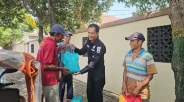 Hari Jadi Humas Polri ke-75, Polisi Pati Turun ke Jalan Bagikan Sembako untuk Warga