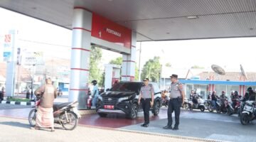 Polisi Bersama Masyarakat, Kapolres Jombang Pantau Ketersediaan BBM di SPBU Mojosongo