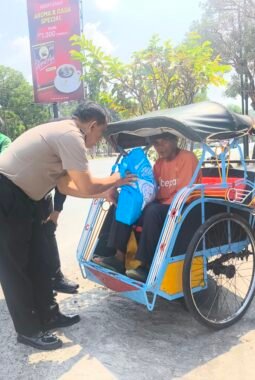 Sambut HUT Humas Polri ke-75, Polres Kudus Salurkan 10 Paket Baksos untuk Warga Kurang Mampu