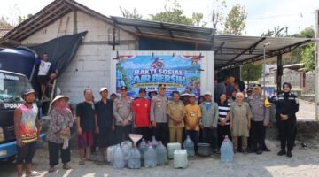 HUT Humas Polri ke-75, Polres Wonogiri Salurkan Air Bersih untuk Warga Bendokerep