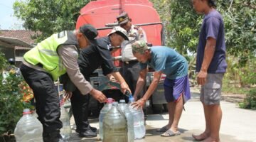 Polres Demak Salurkan Lima Tangki Air Bersih untuk Warga Rejosari