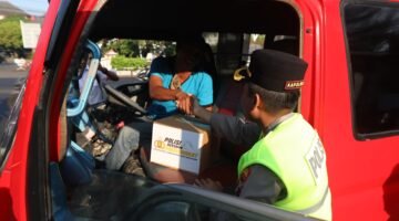 Hari jadi Humas Polri ke-75, Polres Semarang Bagikan Sembako untuk Pengemudi Ojol dan Angkutan Umum