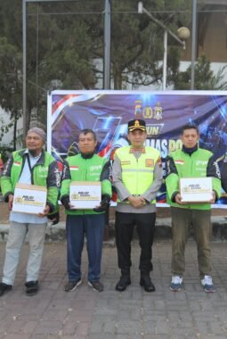 Hari jadi Humas Polri ke-75, Polres Semarang Bagikan Sembako untuk Pengemudi Ojol dan Angkutan Umum