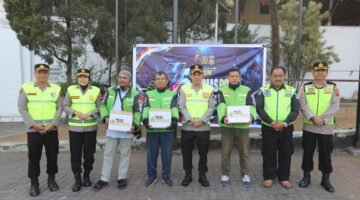 Hari jadi Humas Polri ke-75, Polres Semarang Bagikan Sembako untuk Pengemudi Ojol dan Angkutan Umum