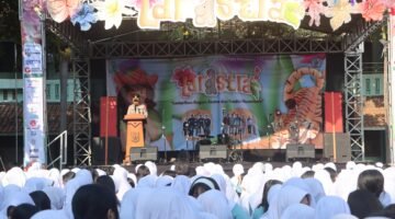 Buka kegiatan peringatan Bulan Bahasa di SMAN 1 Ungaran, Kapolres Ajak Pelajar hadapi tantangan era digital.