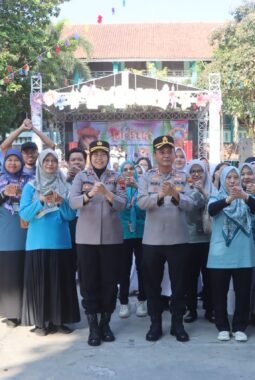 Buka kegiatan peringatan Bulan Bahasa di SMAN 1 Ungaran, Kapolres Ajak Pelajar Hadapi tantangan era digital.