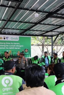 Kapolresta Surakarta AKBP Condro Bikin Heboh Posko Ojol Faroka, Ngariung Bareng hingga Berbagi Sembako