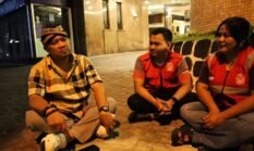 Duduk Santai di Tepi Slamet Riyadi, Mbah Con Dengar Curhatan Sedulur Relawan