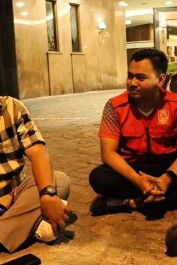 Duduk Santai di Tepi Slamet Riyadi, Mbah Con Dengar Curhatan Sedulur Relawan