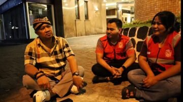 Duduk Santai di Tepi Slamet Riyadi, Mbah Con Dengar Curhatan Sedulur Relawan