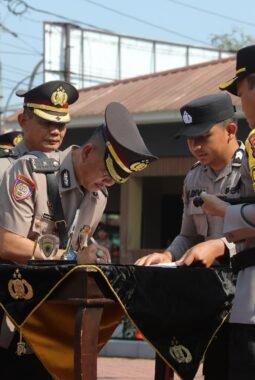 Pimpin upacara Sertijab Pejabat Utama dan Kapolsek, Kapolres Semarang tekankan kehadiran Polisi ditengah masyarakat.