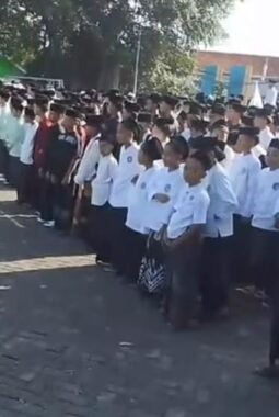 Gema Shalawat dan Semangat Resolusi Jihad Padati Alun-alun Bungbulang pada Peringatan Hari Santri Nasional