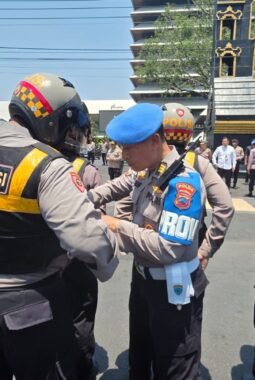 Propam Polda Jateng Periksa Personel Pengamanan Aksi Unjuk Rasa di Gubernuran, Pastikan Tanpa Senjata dan Benda Berbahaya