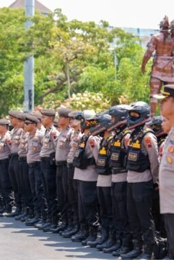 Propam Polda Jateng Periksa Personel Pengamanan Aksi Unjuk Rasa di Gubernuran, Pastikan Tanpa Senjata dan Benda Berbahaya