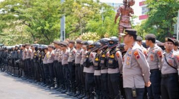 Propam Polda Jateng Periksa Personel Pengamanan Aksi Unjuk Rasa di Gubernuran, Pastikan Tanpa Senjata dan Benda Berbahaya