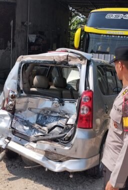 Diduga Rem Blong, Truk Hino Picu Tabrakan Beruntun di Kudus