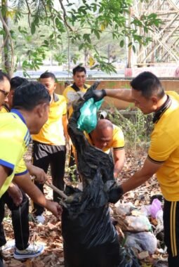 Green Policing, Kapolres Kudus Pimpin Kerja Bakti Bersama Masyarakat di Balai Jagong