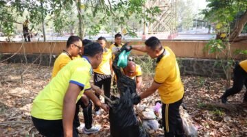 Green Policing, Kapolres Kudus Pimpin Kerja Bakti Bersama Masyarakat di Balai Jagong