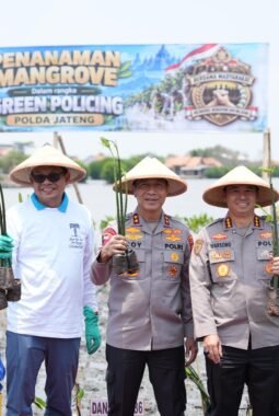 Kapolda Jateng Lakukan Green Policing di Pesisir Batang, Tanam 1.000 Mangrove Bersama Masyarakat