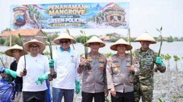 Kapolda Jateng Lakukan Green Policing di Pesisir Batang, Tanam 1.000 Mangrove Bersama Masyarakat