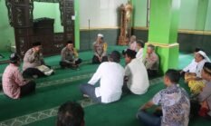 Kapolres Semarang Shalat Jumat Keliling, ajak warga lapor 110 apabila temuin gangguan Kamtibmas.