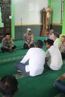 Kapolres Semarang Shalat Jumat Keliling, ajak warga lapor 110 apabila temuin gangguan Kamtibmas.