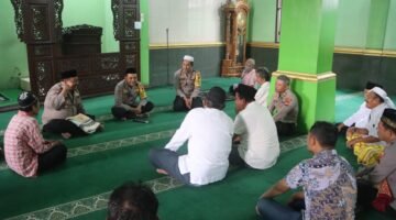 Kapolres Semarang Shalat Jumat Keliling, ajak warga lapor 110 apabila temuin gangguan Kamtibmas.
