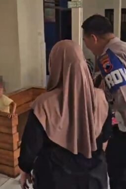 Warga Temukan Balita 2,5 Tahun Sendirian di Indomaret Tuntang, Polisi Bergerak Cepat Temukan Orang Tuanya.