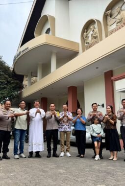 Minggu Kasih, Kapolres Semarang Sambangi Gereja Kristus Raja Ungaran