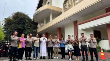 Minggu Kasih, Kapolres Semarang Sambangi Gereja Kristus Raja Ungaran