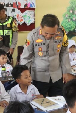 Polisi Peduli pendidikan, Kapolres Semarang sambangi SD Negeri 01 Susukan