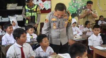 Polisi Peduli pendidikan, Kapolres Semarang sambangi SD Negeri 01 Susukan