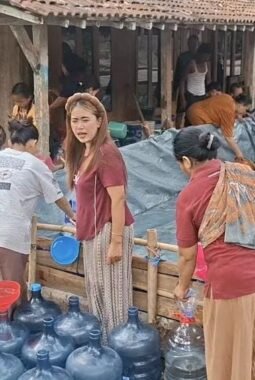 Warga Desa Plumutan’ Lega: Bantuan Air Bersih Tiba di Tengah Kekeringan Berbulan-bulan