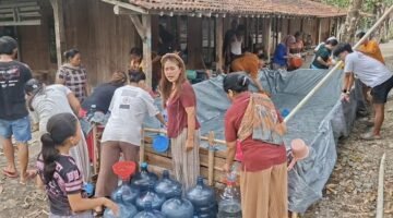 Warga Desa Plumutan’ Lega: Bantuan Air Bersih Tiba di Tengah Kekeringan Berbulan-bulan