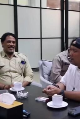 Wedangan Bareng Driver Ojol, Mbah Con: Polisi dan Masyarakat Tak Boleh Ada Jarak