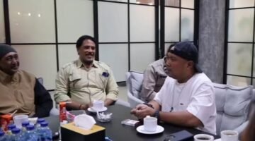Wedangan Bareng Driver Ojol, Mbah Con: Polisi dan Masyarakat Tak Boleh Ada Jarak